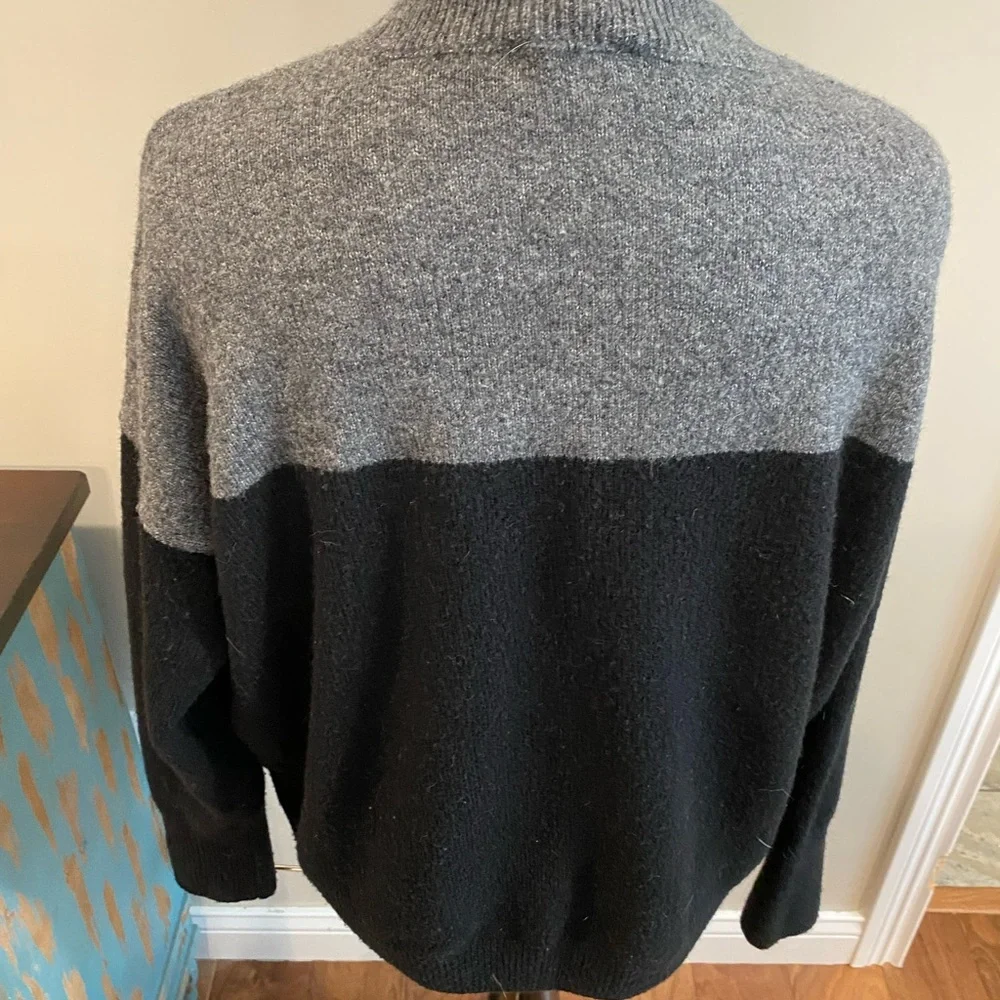 Vince Camuto Two-Tone Gray and Black Crewneck Sweater